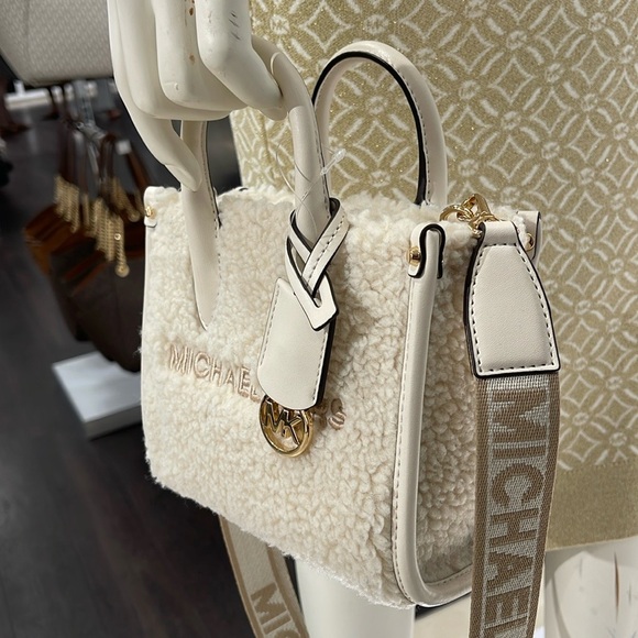 Michael Kors Mirella Extra-Small Sherpa XS SHOPPER XBODY
SHEARLING Crossbody TZ - Picture 8 of 16